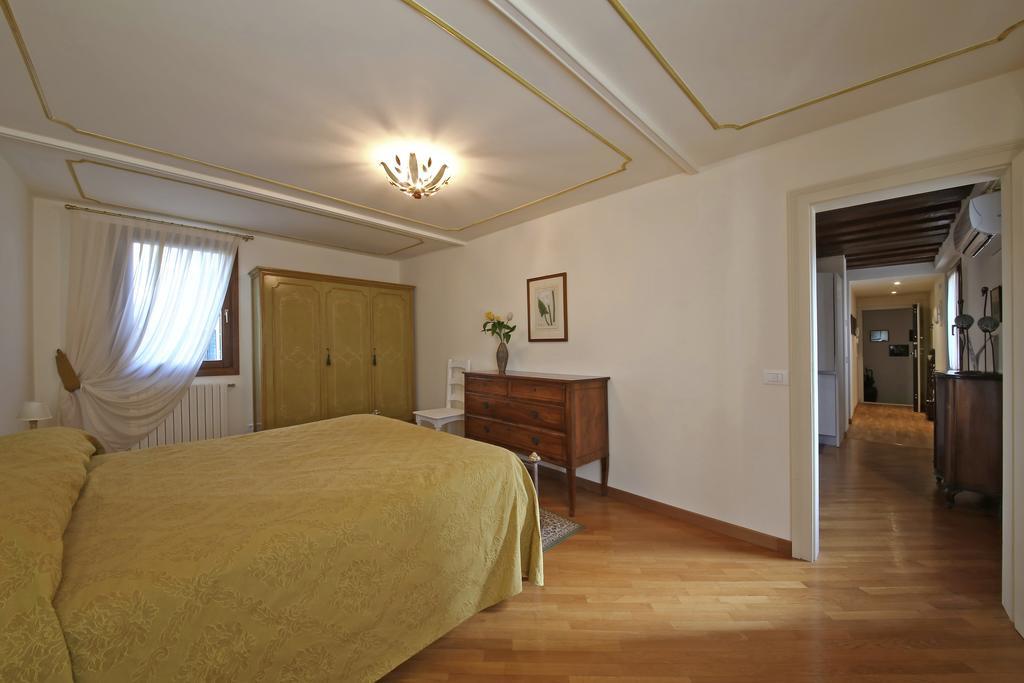 Appartamenti Inside Palazzo Foscarini Венеція Екстер'єр фото