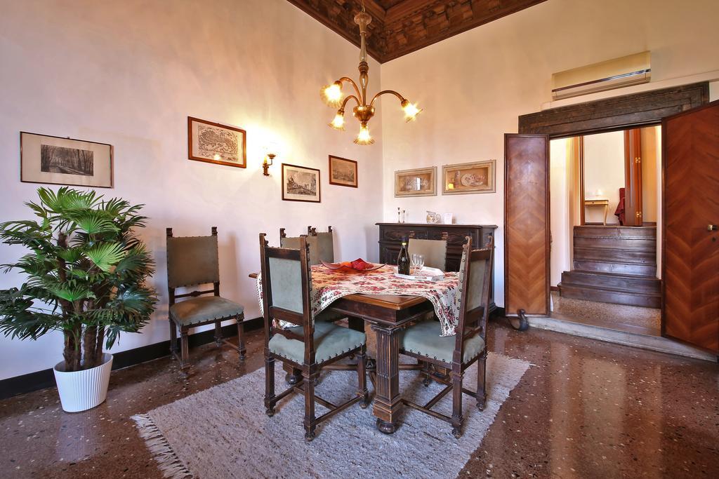 Appartamenti Inside Palazzo Foscarini Венеція Екстер'єр фото