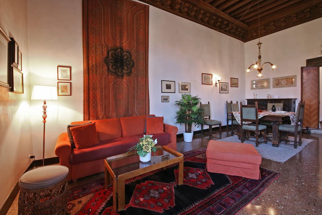 Appartamenti Inside Palazzo Foscarini Венеція Екстер'єр фото