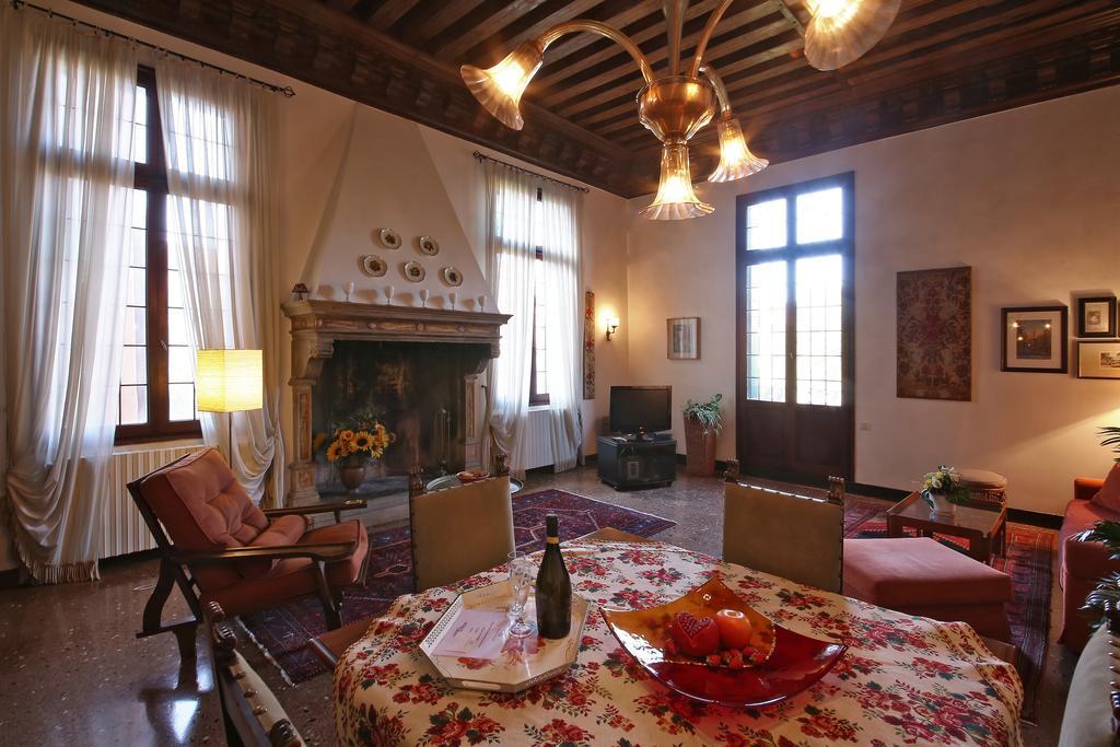 Appartamenti Inside Palazzo Foscarini Венеція Екстер'єр фото