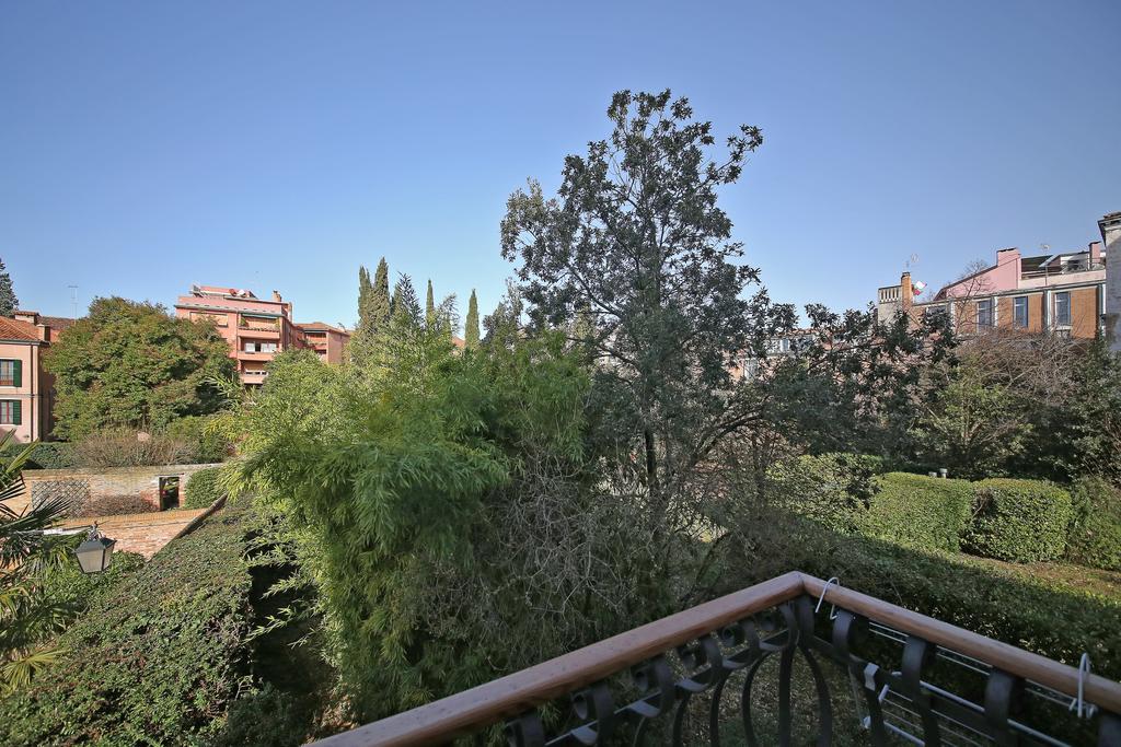 Appartamenti Inside Palazzo Foscarini Венеція Екстер'єр фото