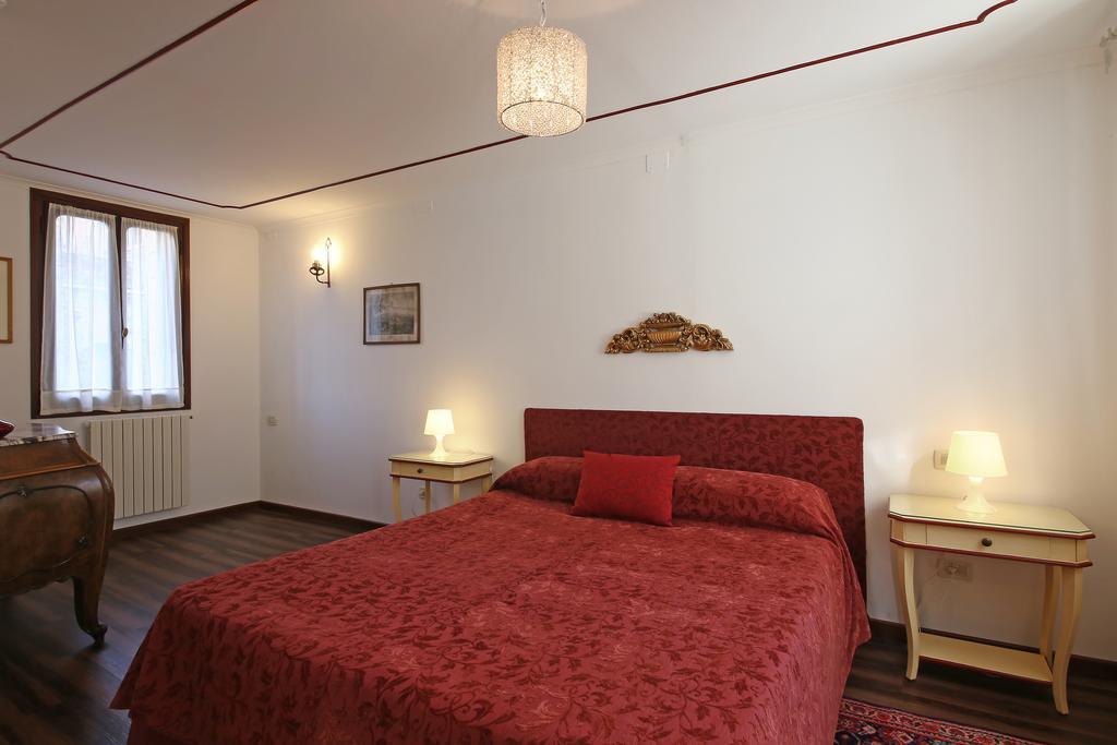 Appartamenti Inside Palazzo Foscarini Венеція Екстер'єр фото