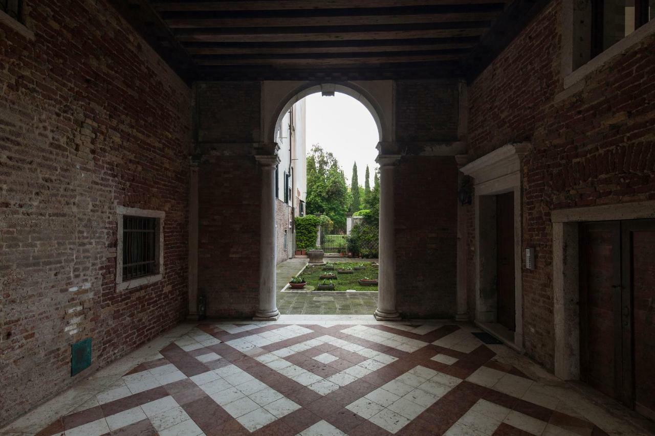 Appartamenti Inside Palazzo Foscarini Венеція Екстер'єр фото